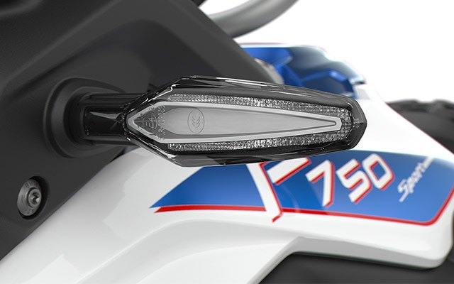 We see the distinctive LED indicators of the F 750 GS.