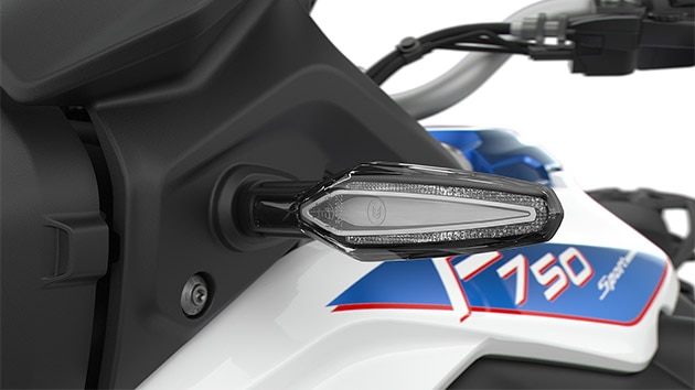 We see the distinctive LED indicators of the F 750 GS.
