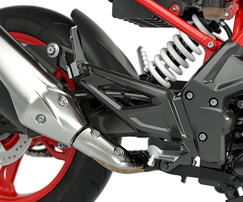 We see the high-quality aluminium swing arm and exhaust system of the G 310 R.