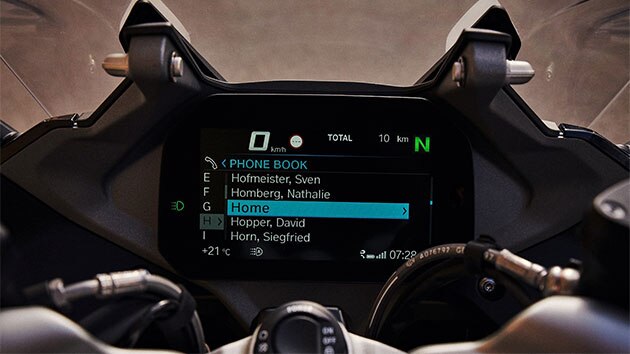 R 1250 RS cockpit with TFT display