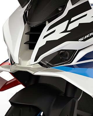 Dynamic front view and high windscreen of the S 1000 RR
