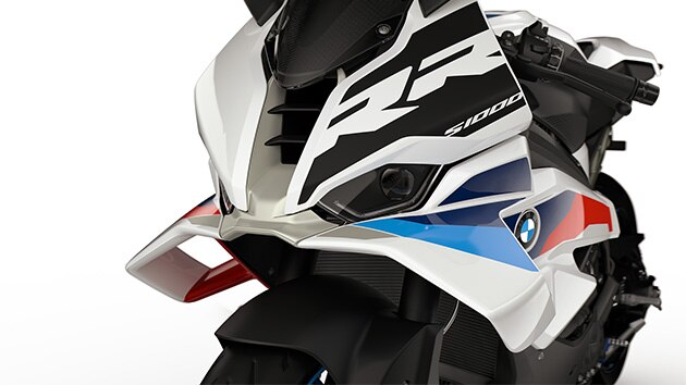 Dynamic front view and high windscreen of the S 1000 RR