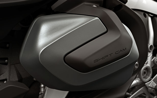 We see the R 1250 RT with the variable camshaft control system BMW ShiftCam.