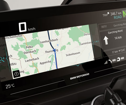 We see the R 1250 RT with navigation on the 10.25-inch TFT screen.