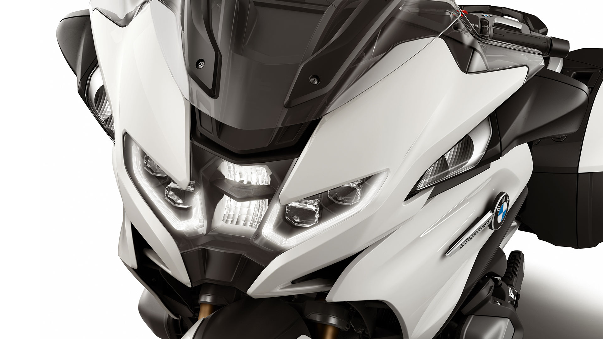 We see the new front of the R 1250 RT with an LED headlight.