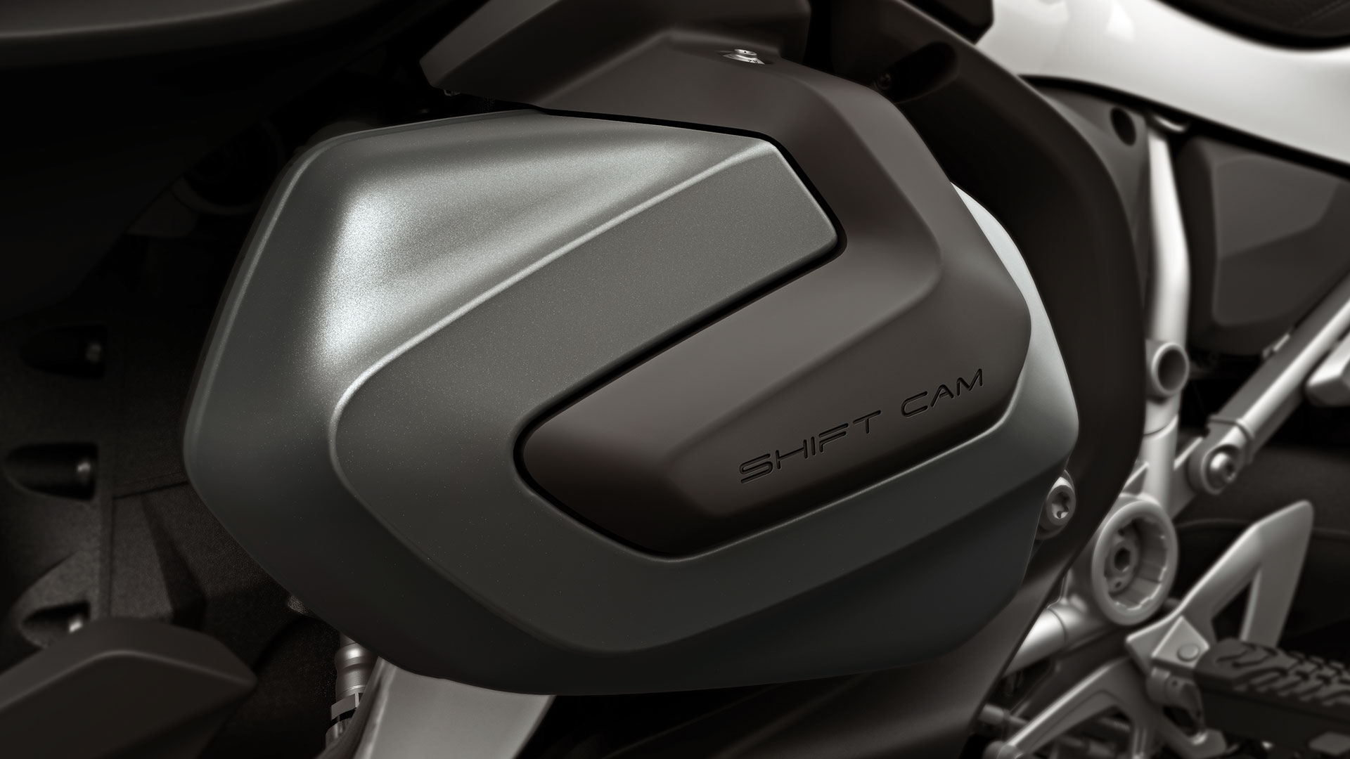 We see the R 1250 RT with the variable camshaft control system BMW ShiftCam.