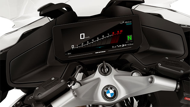 We see the cockpit of the R 1250 RT with a large 10.25-inch TFT colour display.