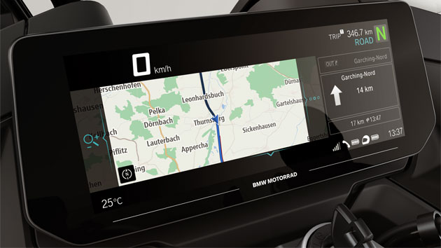 We see the R 1250 RT with navigation on the 10.25-inch TFT screen.